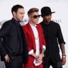 Justin Bieber entouré de Scooter Braun et d'Usher pour l'avant-première de son film Believe, le 18 décembre 2013 à Los Angeles