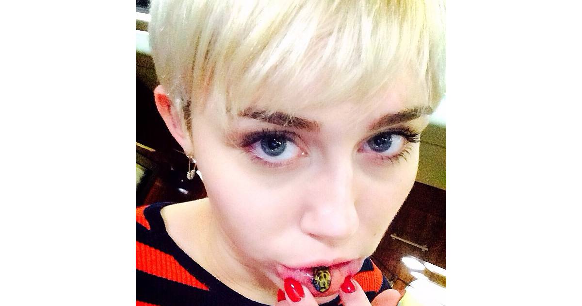 Miley Cyrus Un Tatouage En Forme De Chat Triste Sur La Levre Interieure Purebreak