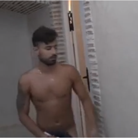 Vincent Queijo s'envoie en l'air sous la douche dans La Maison du Bluff
