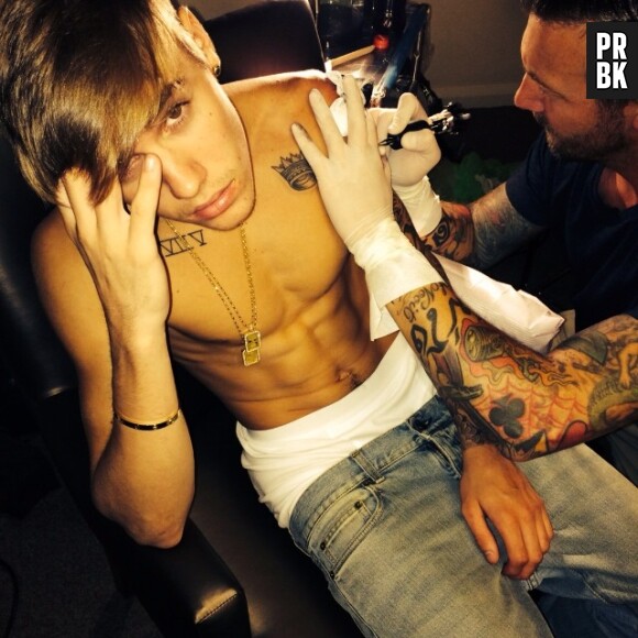 Justin Bieber montre l'un de ses nouveaux tatouages sur Instagram le 30 novembre 2013