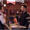 Glee saison 5, épisode 14 : Kurt et Elliott sur une photo