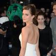  Emma Watson dos nu sur le tapis rouge de No&eacute;, le 31 mars 2014 &agrave; Londres 