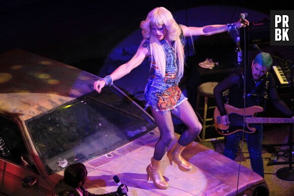 Neil Patrick Harris méconnaissable en drag queen dans la comédie musicale Hedwig and the Angry inch au Belasco Theater de New York, le 31 mars 2014