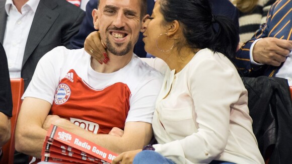 Franck Ribéry et sa femme Wahiba : bisous et câlins au bord du terrain