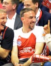 Franck Ribéry et sa femme Wahiba : complices et câlins à côté de Bastian Schweinsteiger lors du match de basketball FC Bayern Munich - Maccabi Tel Aviv, le 3 avril 2014