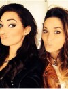 Capucine Anav et Emilie Nef Naf en mode selfie pendant PSG VS Reims, le 5 avril 2014 à Paris