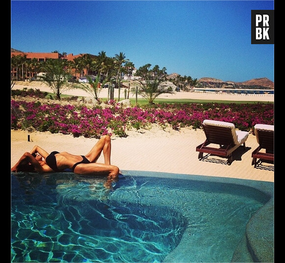 Naya Rivera : séance de bronzage au bord de la piscine