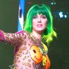Katy Perry : cheveux verts et combinaison Pop pour le lancement de sa tournée, le 7 mai 2014 à Belfast