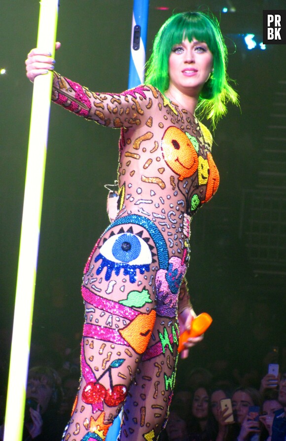 Katy Perry : cheveux verts et combinaison Pop pour le lancement de sa tournée, le 7 mai 2014 à Belfast