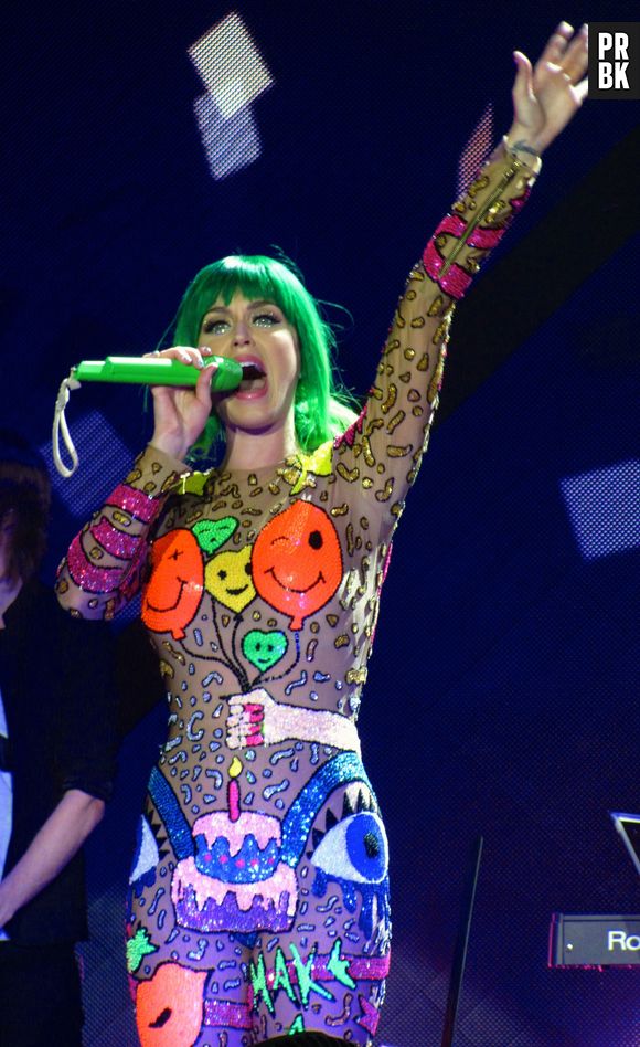 Katy Perry : cheveux verts et combinaison Pop pour le lancement de sa tournée, le 7 mai 2014 à Belfast