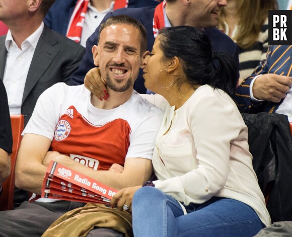 Franck Ribéry et sa femme Wahiba : complices et câlins lors du match de basketball FC Bayern Munich - Maccabi Tel Aviv, le 3 avril 2014