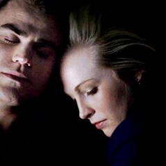 The Vampire Diaries saison 6 : Stefan et Caroline "doivent coucher ensemble"