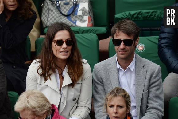 Zoé Félix derrière Karin Viard au tournoi de Roland-Garros, le 28 mai 2014 à Paris