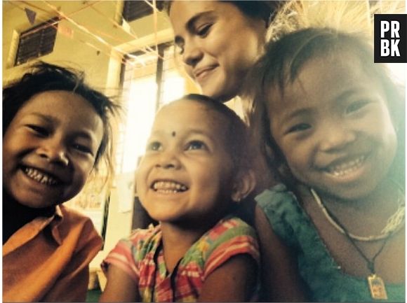 Selena Gomez : souriante et solidaire aux côtés d'enfants au Népal pour l'UNICEF