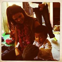 Selena Gomez : généreuse et souriante au Népal pour la bonne cause