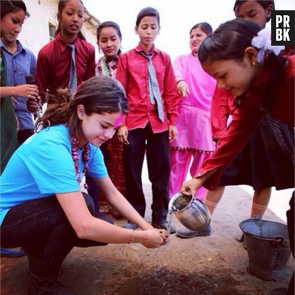 Selena Gomez : souriante et solidaire aux côtés d'enfants au Népal pour l'UNICEF