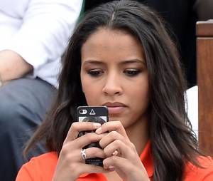 Flora Coquerel avec son téléphone à Roland Garros le 3 juin 2014