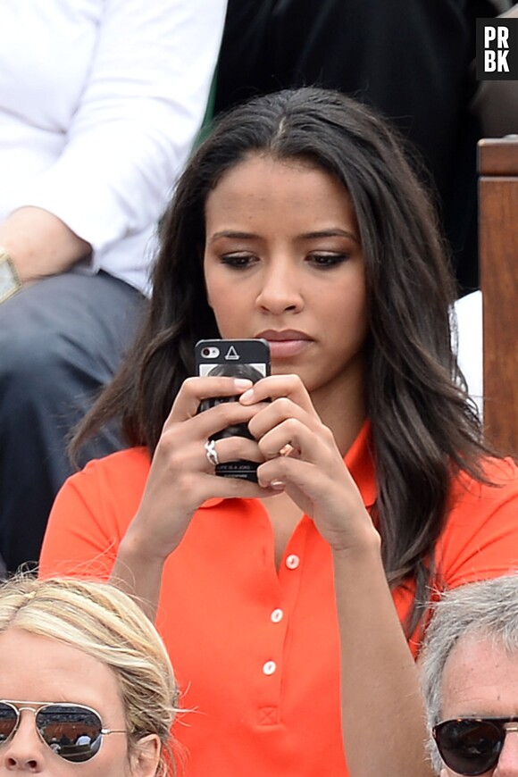 Flora Coquerel avec son téléphone à Roland Garros le 3 juin 2014