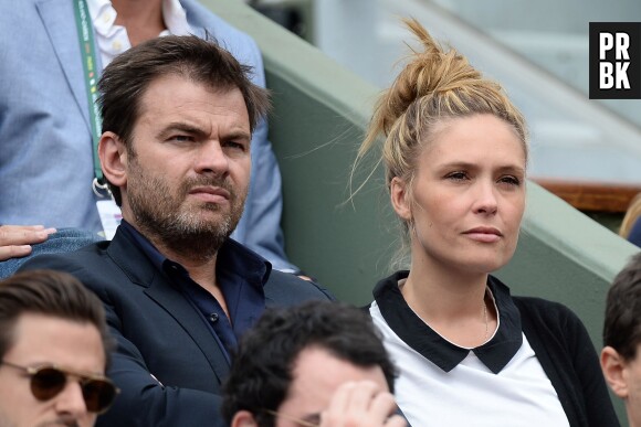 Clovis Cornillac et sa femme concentrés sur le match à Roland Garros le 3 juin 2014
