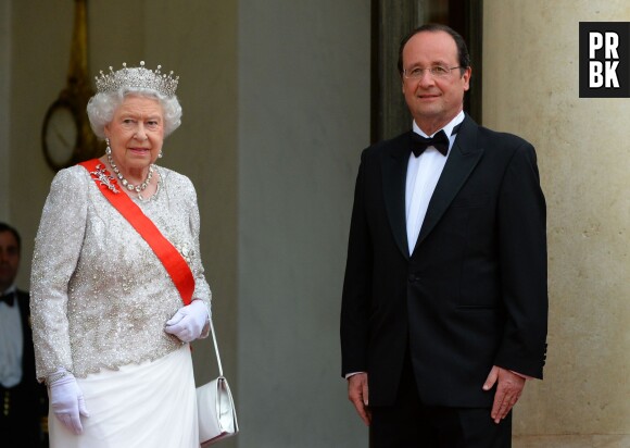 François Hollande et Elizabeth II prennent la pose sur le perron de l'Elysée, le 6 juin 2014