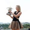 Maria Sharapova fière de son trophée après sa victoire en finale de Roland Garros 2014