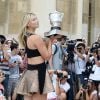 Maria Sharapova en robe courte pour présenter son trophée après sa victoire en finale de Roland Garros 2014