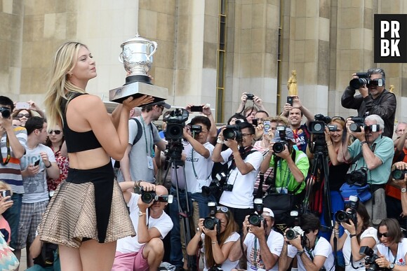 Maria Sharapova en robe courte pour présenter son trophée après sa victoire en finale de Roland Garros 2014