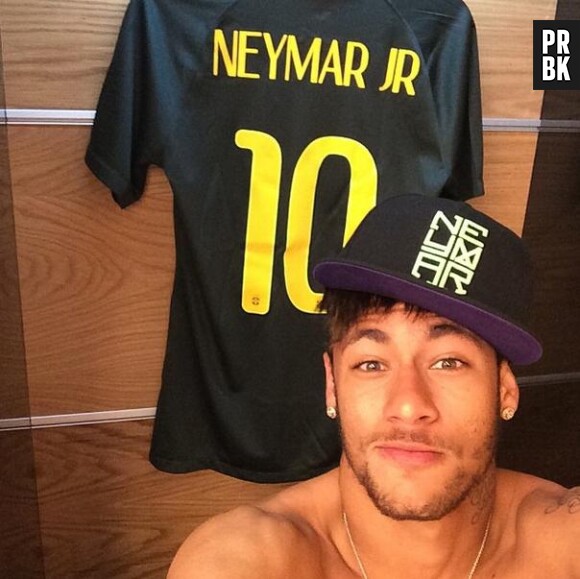 Neymar pose avec sa chérie après la victoire du Brésil au Mondial 2014