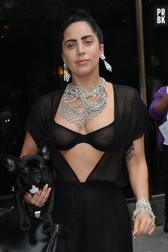 Lady Gaga exhibe ses tétons dans un soutif transparent, à New York le 12 juin 2014