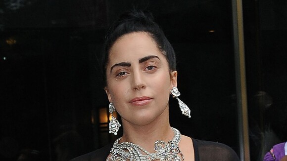 Lady Gaga : nouveau look anti-glamour et soutif' en pleine rue