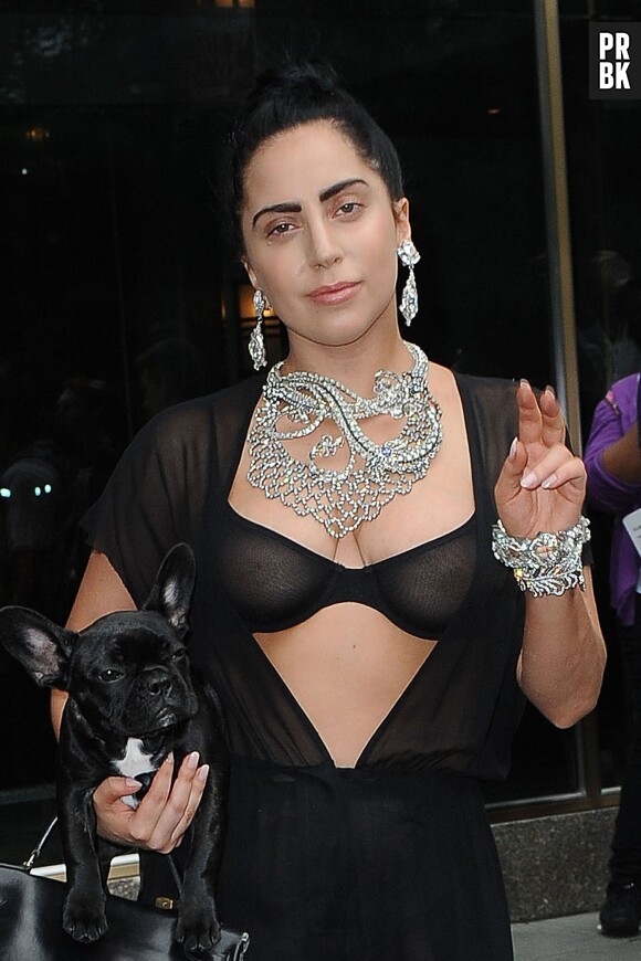 Lady Gaga montre ses seins dans un soutien-gorge transparent, à New York le 12 juin 2014