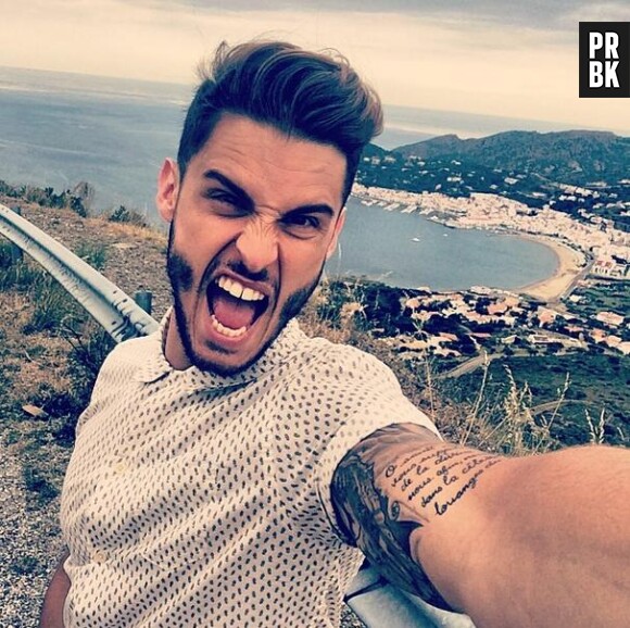 Baptiste Giabiconi accro aux selfies sur les réseaux sociaux