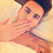 Baptiste Giabiconi : torse nu, en voiture... : best-of de ses meilleurs selfies