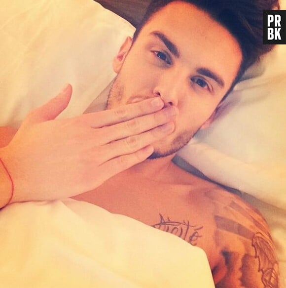 Baptiste Giabiconi partage ses selfies avec ses fans sur Instagram