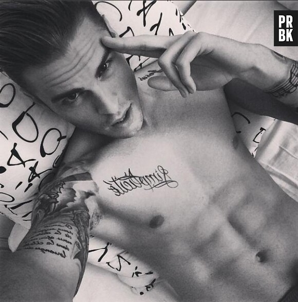 Baptiste Giabiconi torse nu pour un selfie sexy sur Instagram