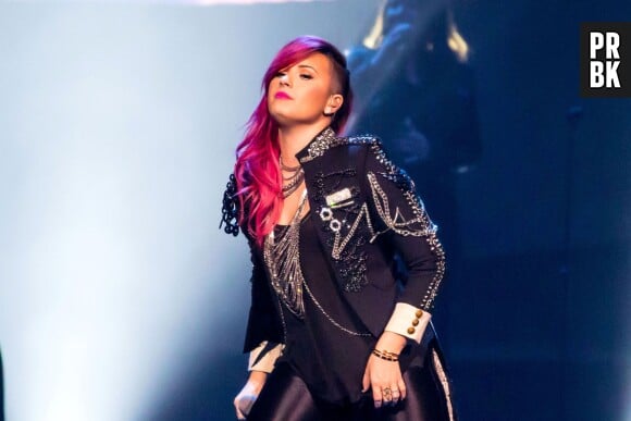 Demi Lovato sur scène pendant sa tournée Neon Lights Tour, le 13 mars 2014