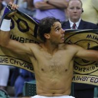 Rafael Nadal fait le show torse-nu à Wimbledon