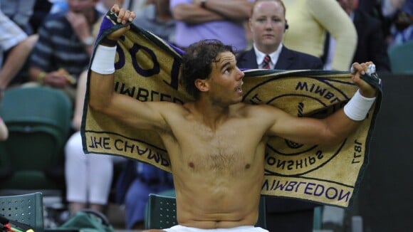 Rafael Nadal fait le show torse-nu à Wimbledon