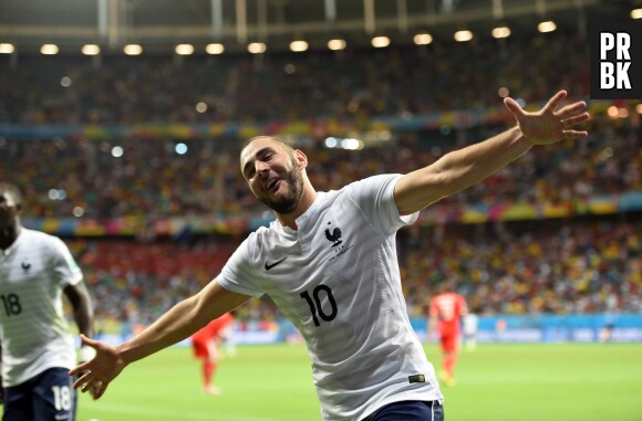 Karim Benzema fait l'oiseau pendant France VS Suisse au Mondial 2014