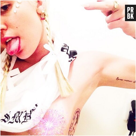 Miley Cyrus topless : photo sexy pour dévoiler son tatouage