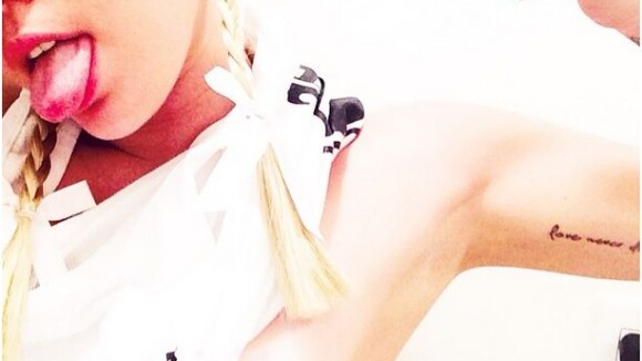 Miley Cyrus topless sur Instagram pour un nouvel hommage à son chien mort