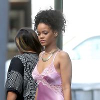 Rihanna lance une nouvelle mode : la nuisette en pleine rue !