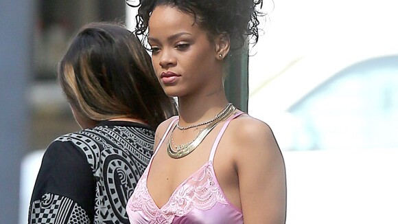 Rihanna lance une nouvelle mode : la nuisette en pleine rue !