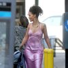 Rihanna se balade en "robe" en satin, le 8 juillet 2014 à New York