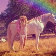 Paris Hilton : Come Alive, le clip arc-en-ciel... avec une licorne