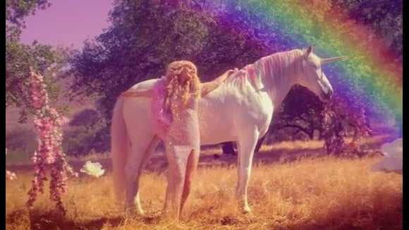 Paris Hilton : Come Alive, le clip arc-en-ciel... avec une licorne