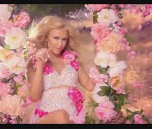 Paris Hilton : Come Alive, le clip avec des fleurs par milliers
