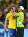  David Luiz r&eacute;confort&eacute; par Thiago Silva apr&egrave;s Br&eacute;sil VS Allemagne, le 8 juillet 2014 