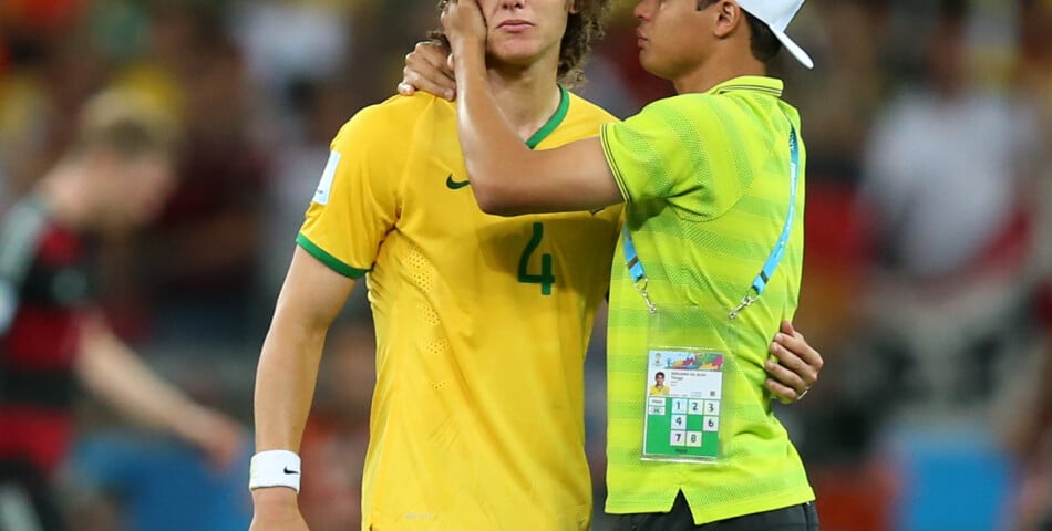  David Luiz r&amp;eacute;confort&amp;eacute; par Thiago Silva apr&amp;egrave;s Br&amp;eacute;sil VS Allemagne, le 8 juillet 2014 