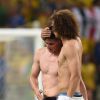 James Rodriguez en larmes et réconforté par David Luiz après Colombie VS Brésil pendant le Mondial 2014